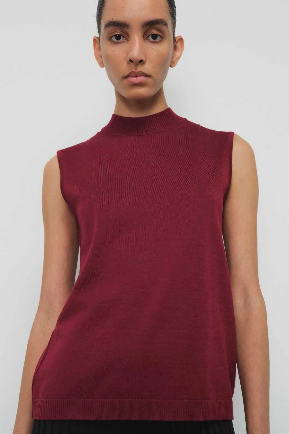 100% Wool Burgundy Half Neck Sleeveless Knitwear Blouse