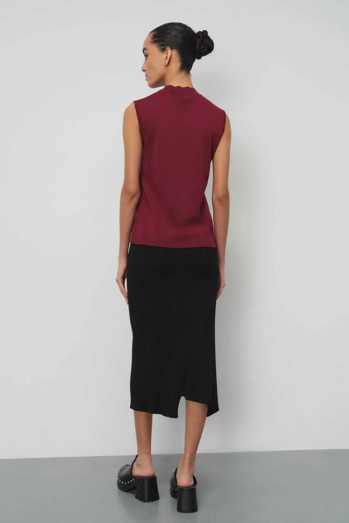 100% Wool Burgundy Half Neck Sleeveless Knitwear Blouse