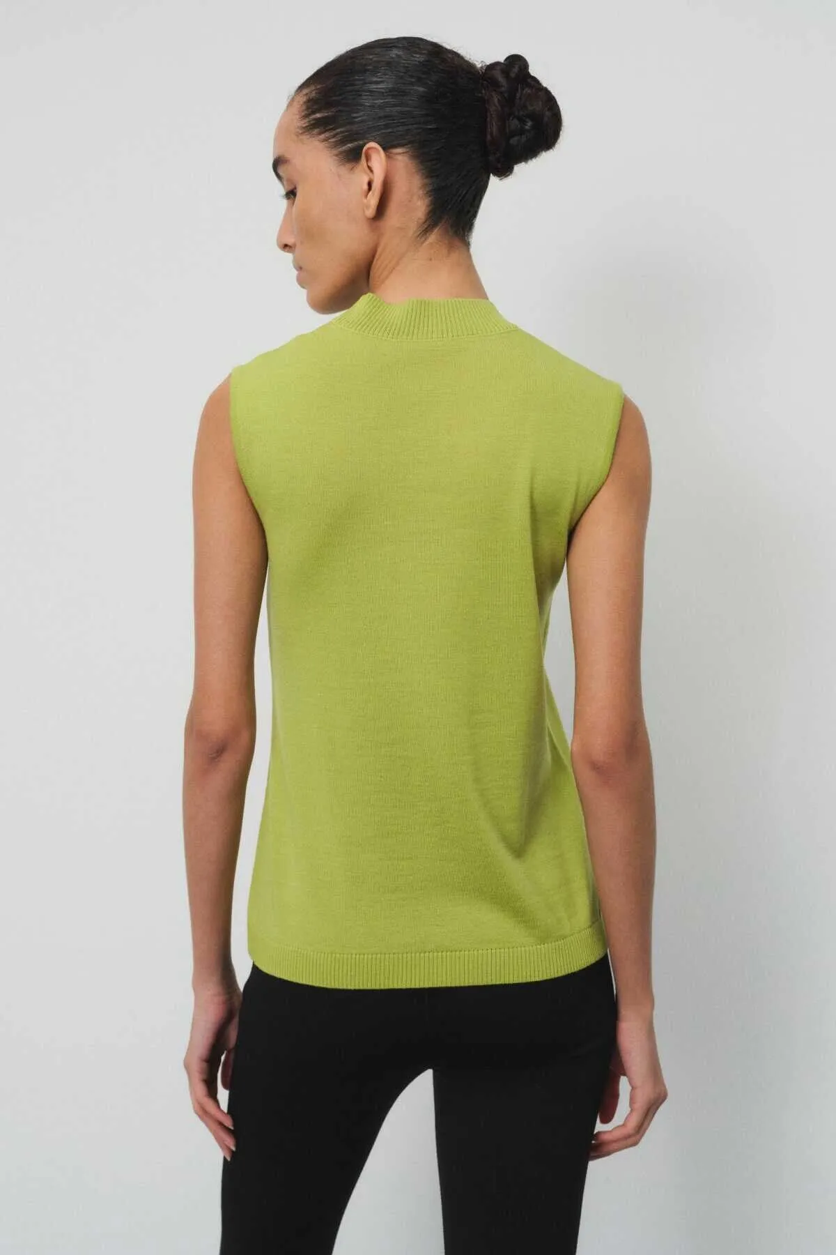 100% Wool Green Half Neck Sleeveless Knitwear Blouse