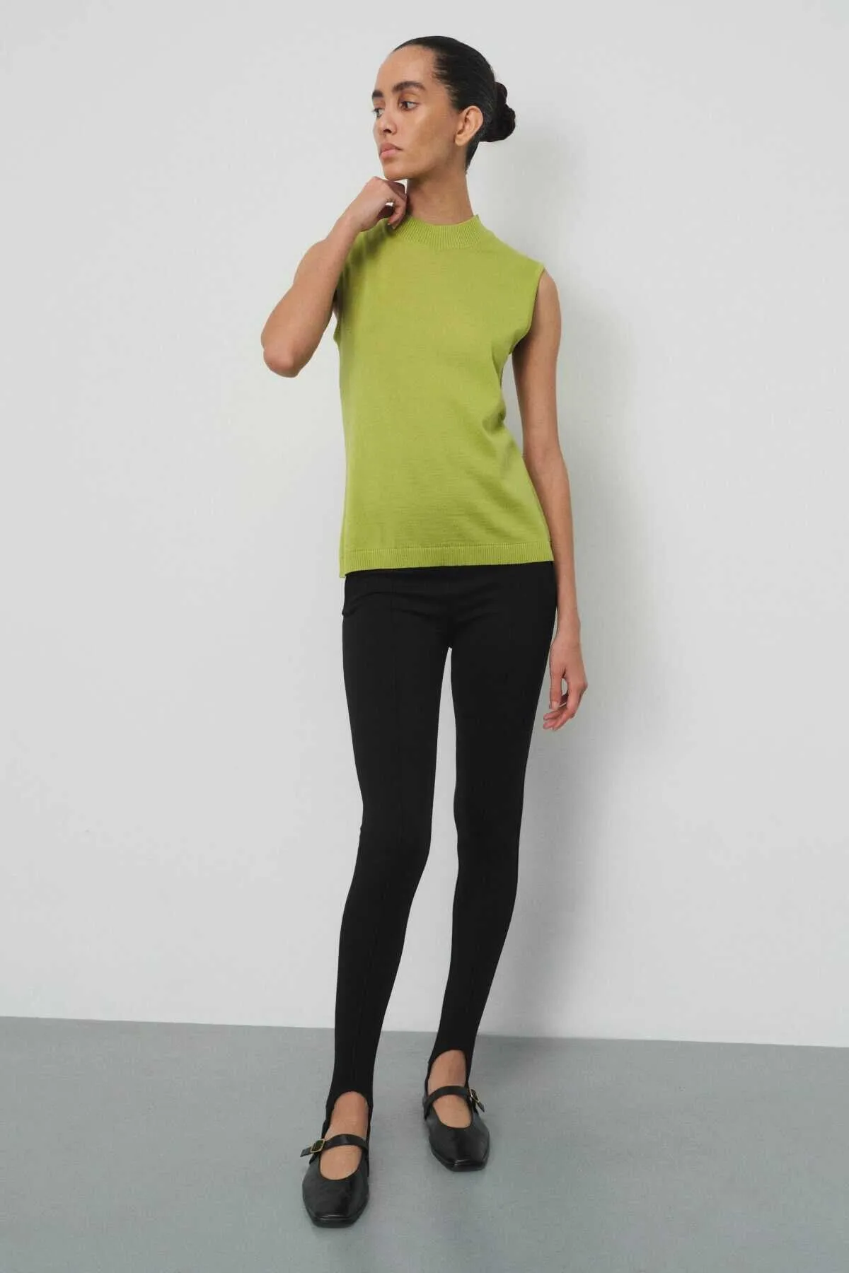 100% Wool Green Half Neck Sleeveless Knitwear Blouse